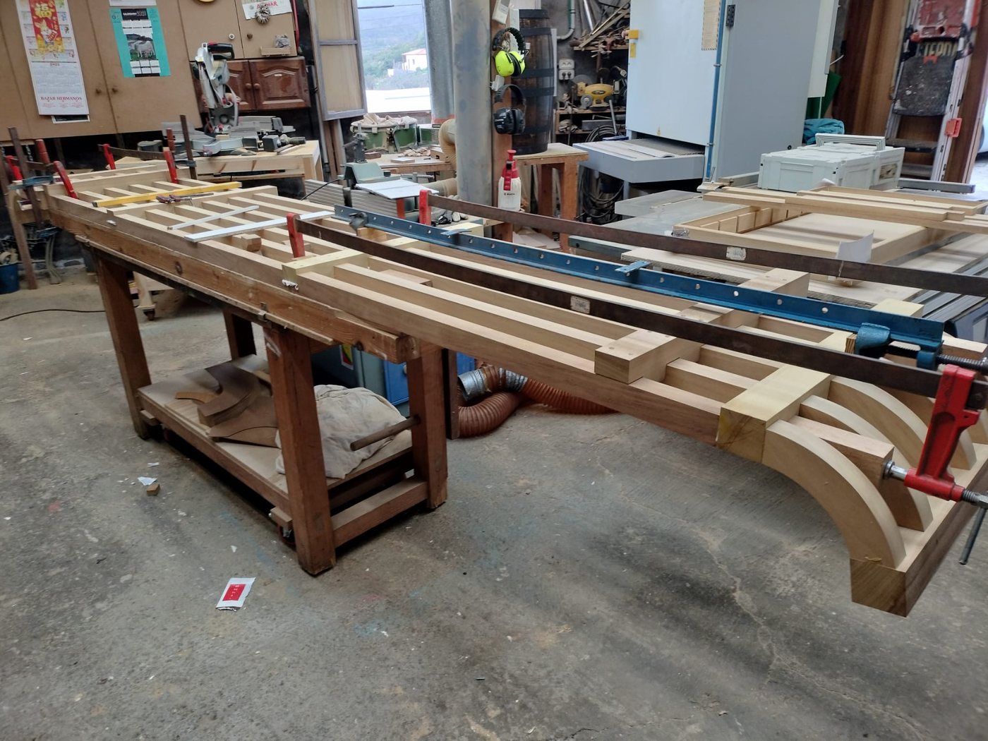 Estructura de madera a medida fabricada en taller por KarpinKasa.