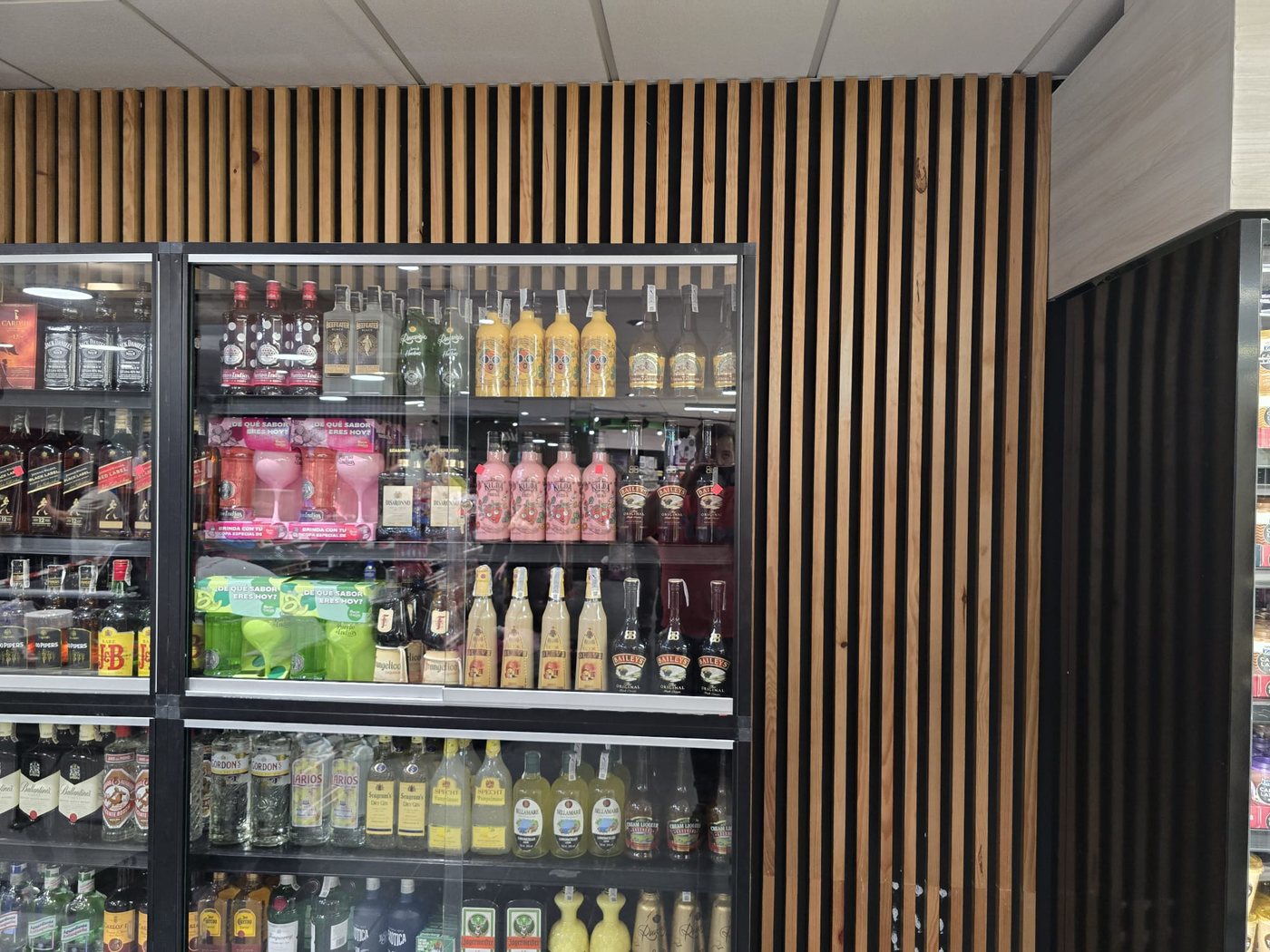 Panelado de lamas de madera en comercio realizado por KarpinKasa.