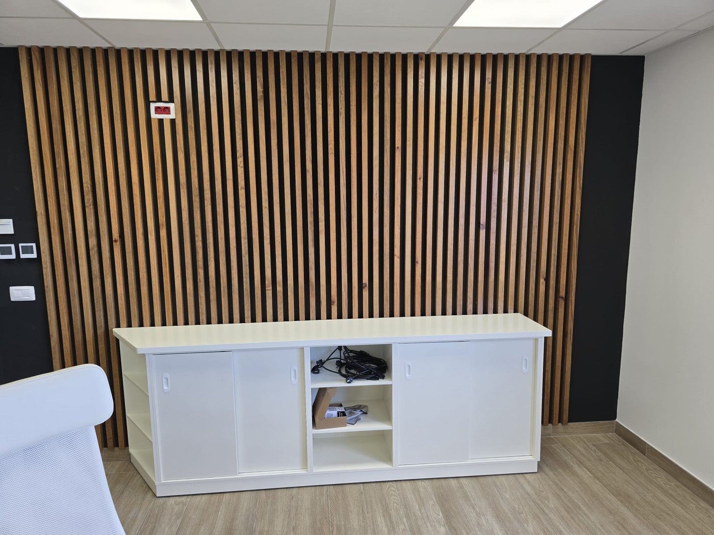 Panelado de madera y mobiliario a medida para sala de reuniones.