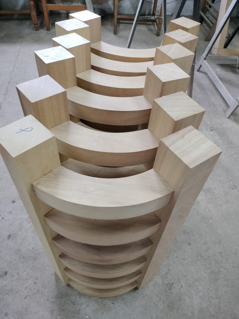 Fabricación de piezas curvas de madera a medida en taller.