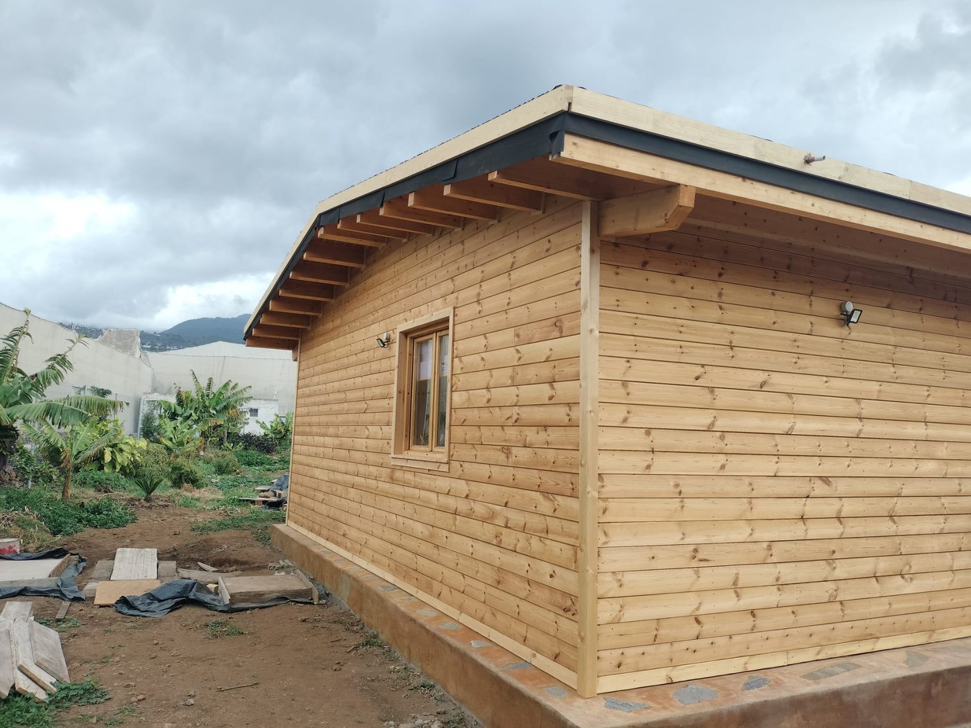 Revestimiento exterior de madera natural con carpintería instalada.